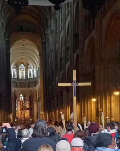 Croix de procession bois mosaïque et strass, couleurs bleu et or